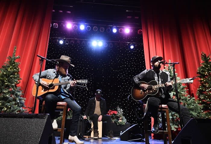 Verizon Honors Truckers with Holiday Dinner and Concert