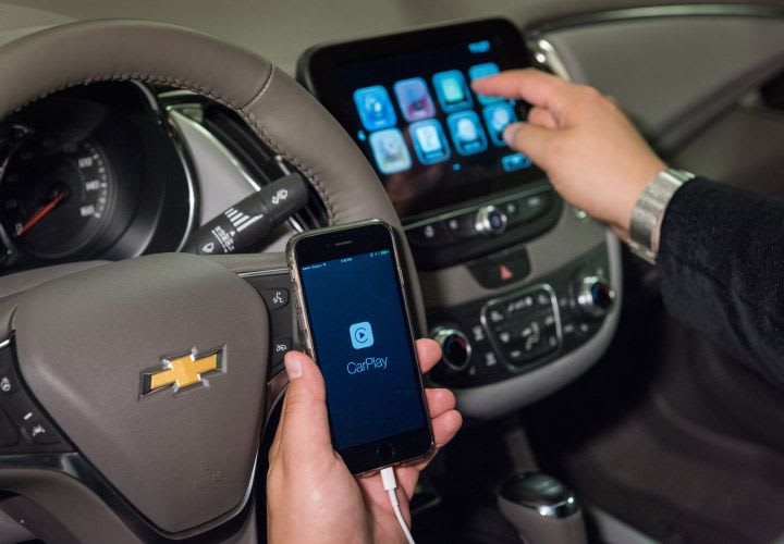 GM Offers Apple CarPlay, Android Auto on 2016 Models