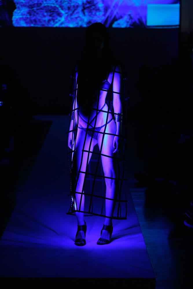 HOW-TO: Edgy Finger Waves at Chromat Fall 2014 Collection