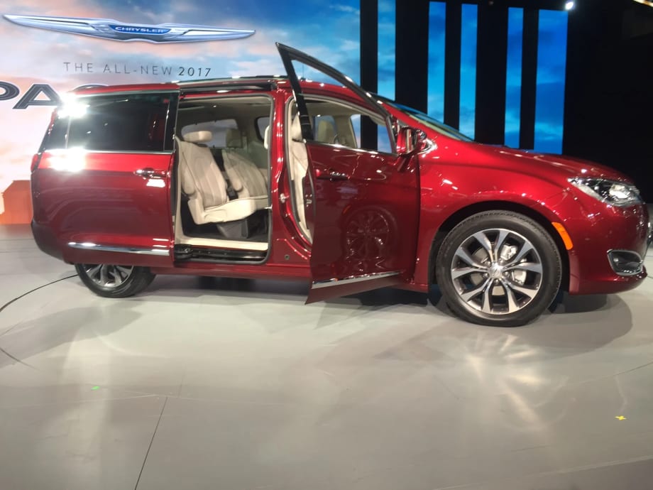 2017 Chrysler Pacifica Reboots FCA Minivan Lineup