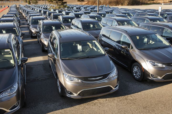 FCA Ships Chrysler Pacifica Minivan to Dealers