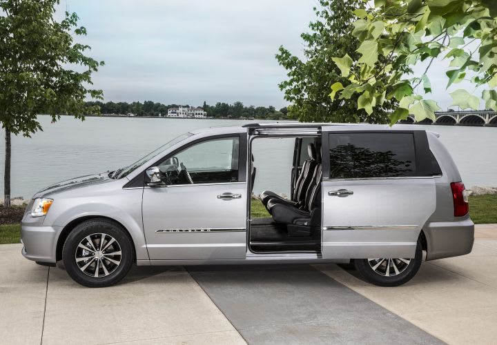2016 Chrysler T&C Revamp Includes PHEV