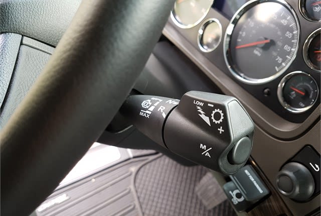 Peterbilt Pairs Column-Mounted Shifter with Paccar Automated Transmission