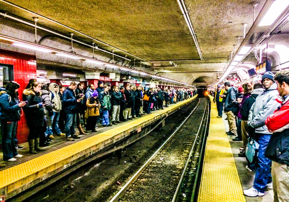 Report examines how to manage pedestrian traffic in crowded subway systems