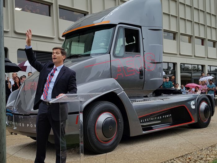 Cummins Unveils Class 7 All-Electric Daycab Tractor