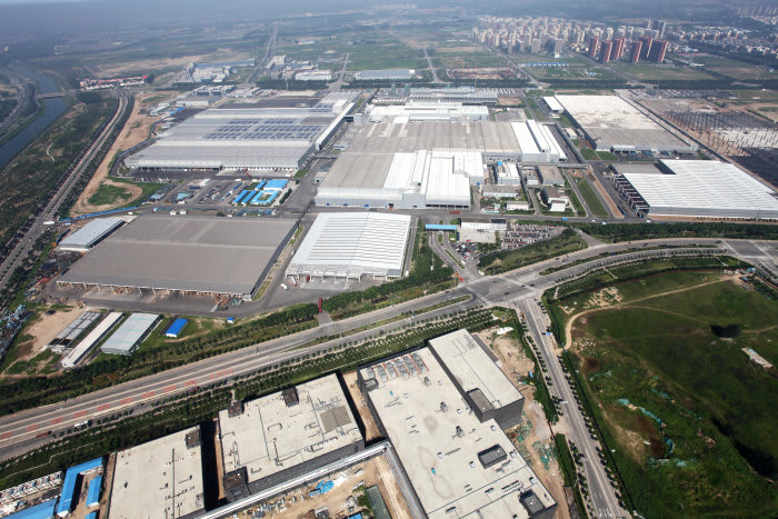 Daimler Builds Battery Factory in Beijing For EV Production
