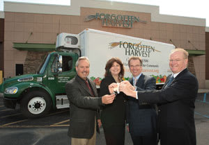 Daimler Donates Hybrid Truck to Food Rescue Effort