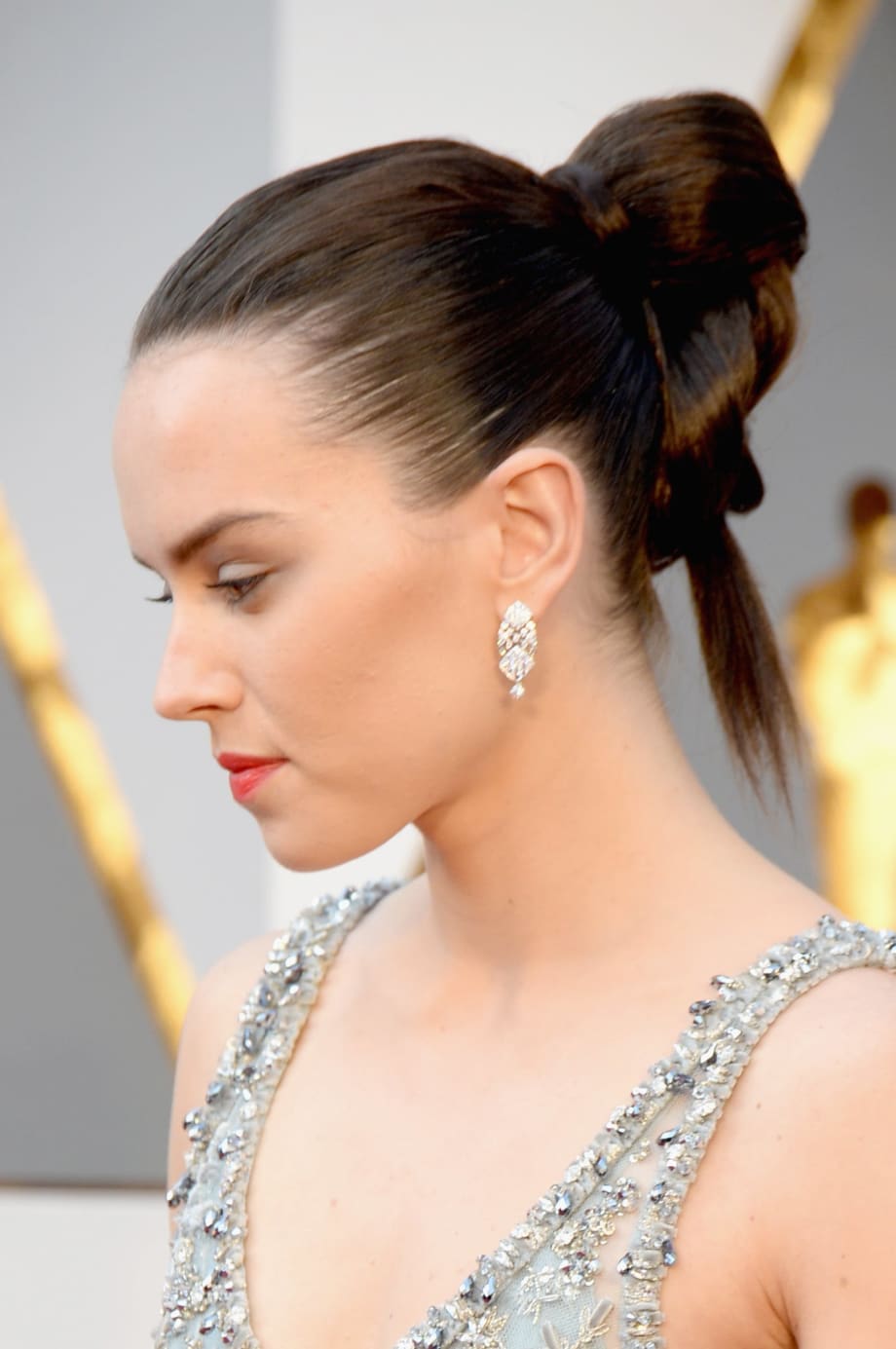 Oscars 2016: Daisy Ridley's Sleek and Structural Updo