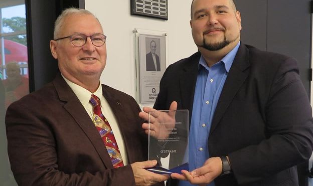 Inaugural 'Q'MANITARIAN' receives award from Q'STRAINT