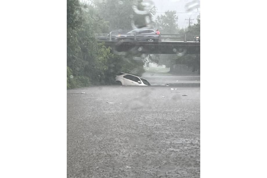 Off-Duty North Carolina Deputy Rescues Driver from Sinking SUV