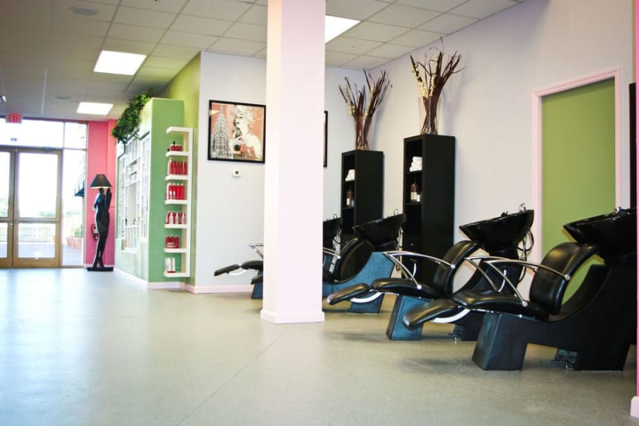 E. Geovanni Salon