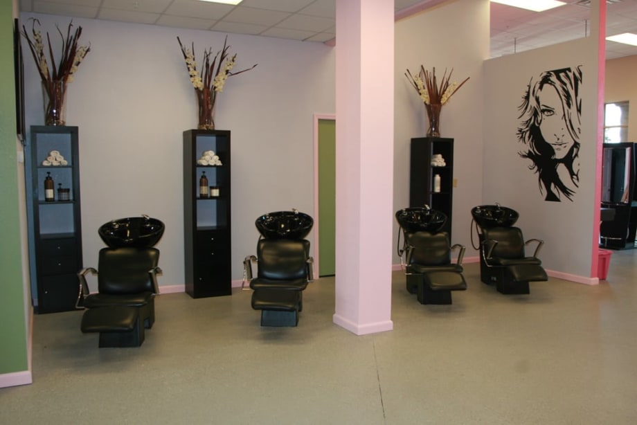 E. Geovanni Salon