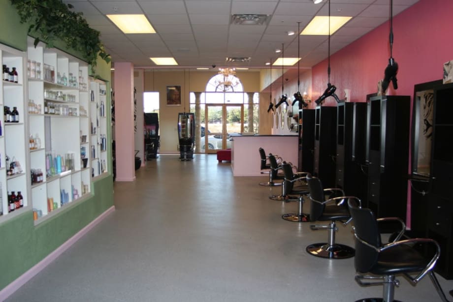 E. Geovanni Salon