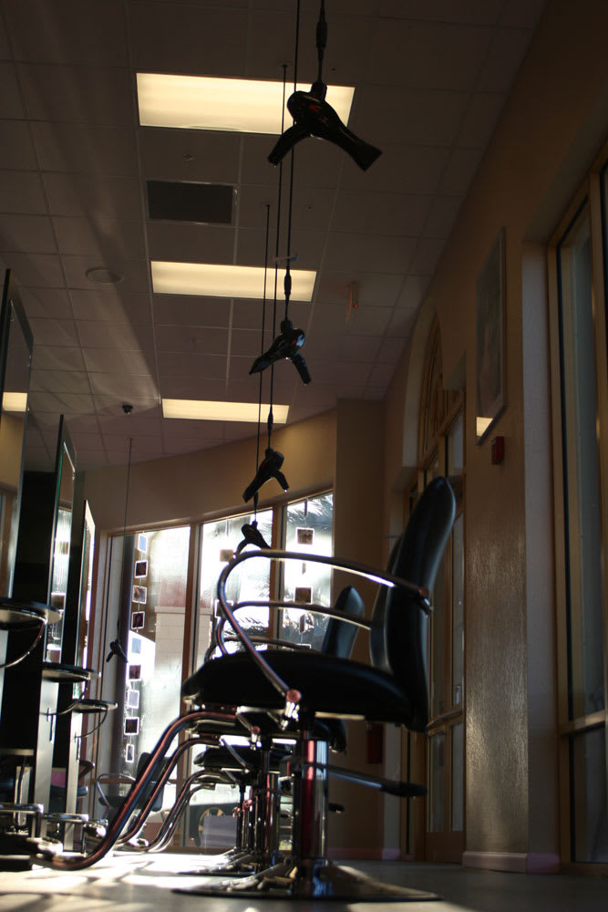 E. Geovanni Salon