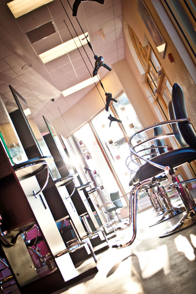 E. Geovanni Salon