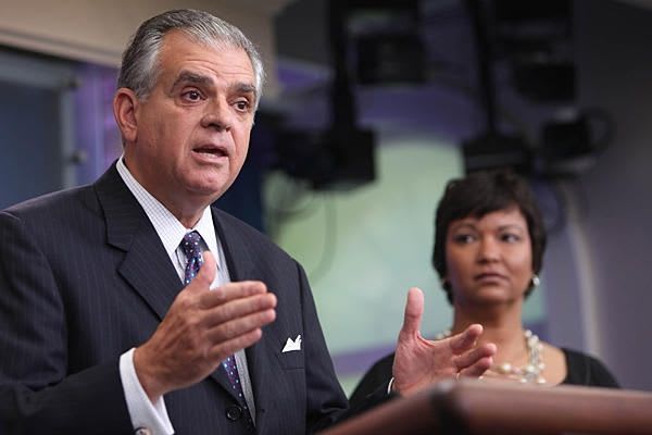 Feds unveil efficiency standards for trucks, buses