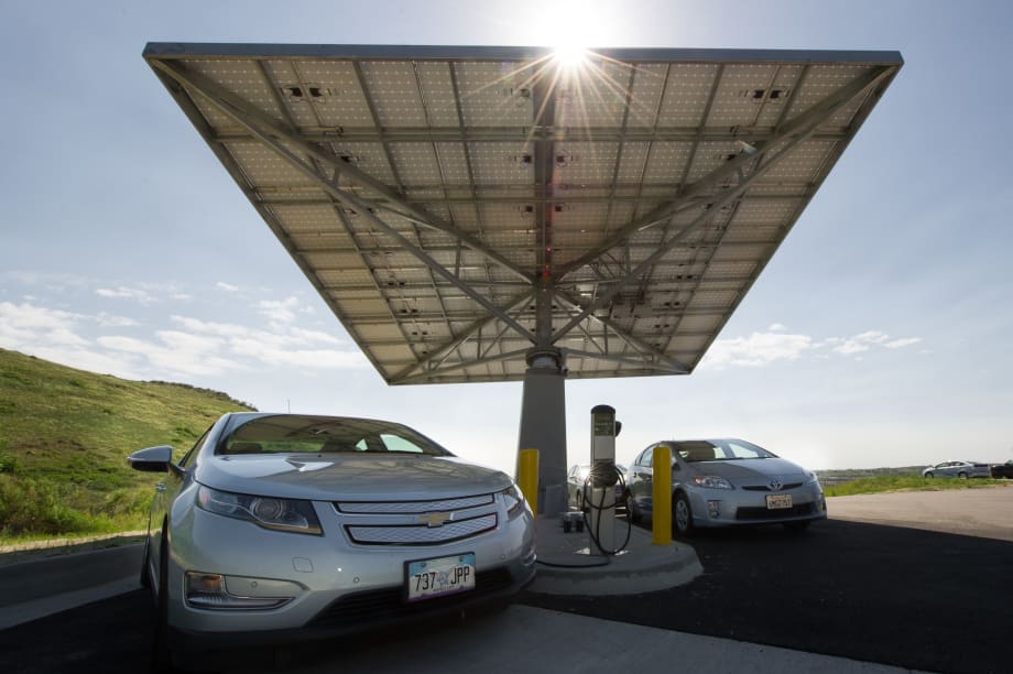 Fresno, Calif. agency taps solar fast-charging units for electric fleet