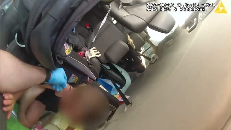 FL Deputy Pulls Young Kids, Mom from Wrecked Van