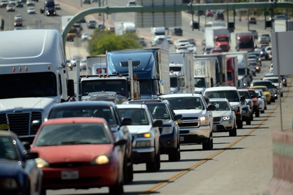 U.S. commuters waste 7 billion hours sitting in traffic, report says