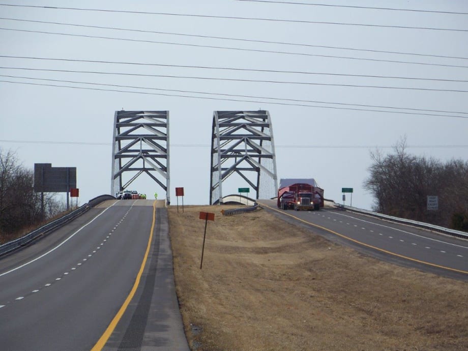 Oversize Load Chases Traffic from I-24 in Kentucky 