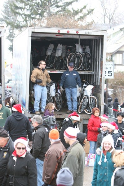 Con-way Freight Delivers 1,300 Bikes to Local Kids for Christmas