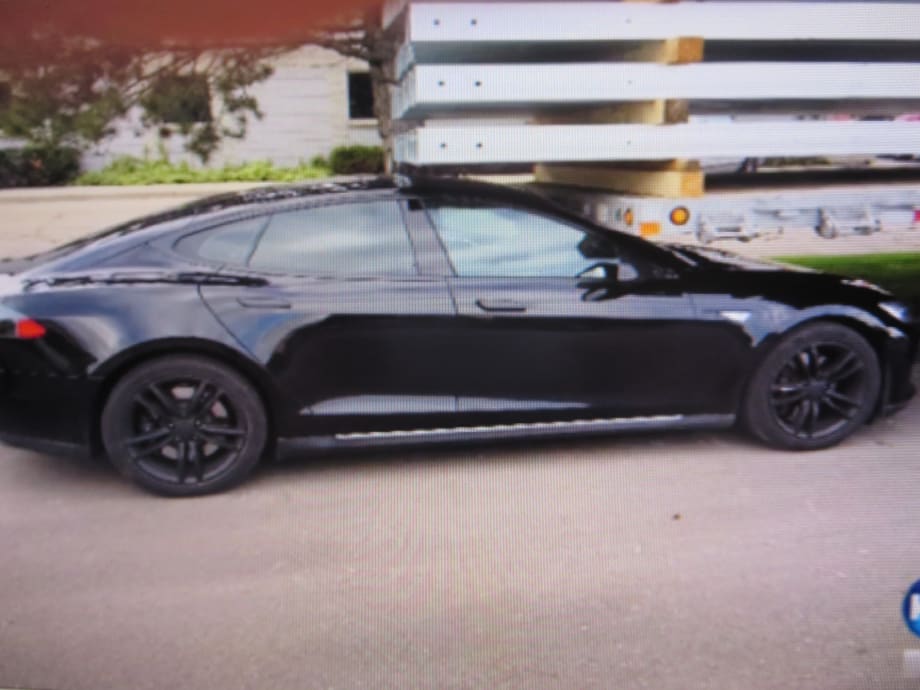 Driverless Tesla vs. Parked Trailer: Owner's Fault? 