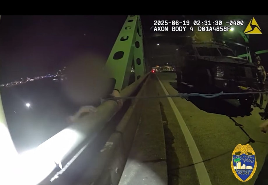 Florida Officers Rescue “Distraught” Woman Who Climbed Over Bridge Rail