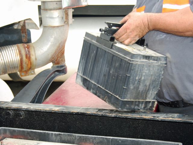 Grip device helps handle heavy batteries