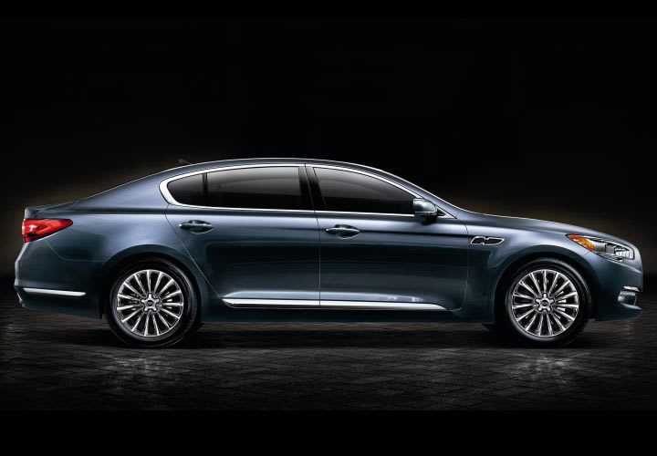 Kia Debuts K900 Luxury Sedan at L.A. Auto Show