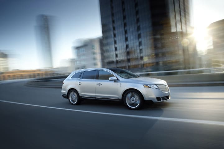 Lincoln Showroom Events Highlight All-New MKT Portfolio & Benefit Breast Cancer Research