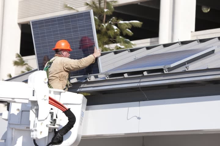 U.Va. uses solar panels to power electric car