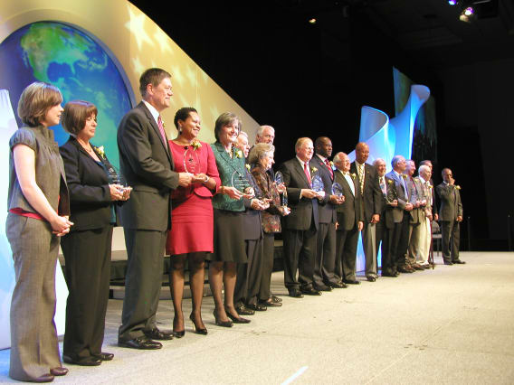 APTA honors top transit leaders, systems