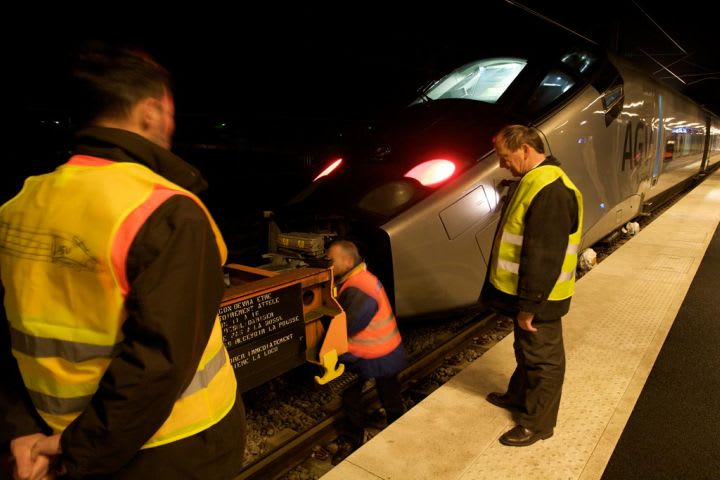 Alstom tests high-speed train at 225 mph