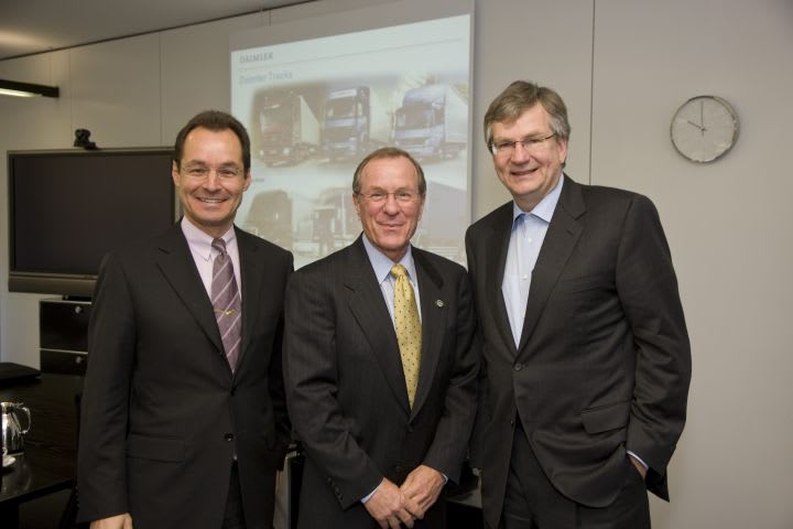 Governor of Oregon Visits Daimler Headquarters to Learn about Alternative Drives for Commercial Vehicles