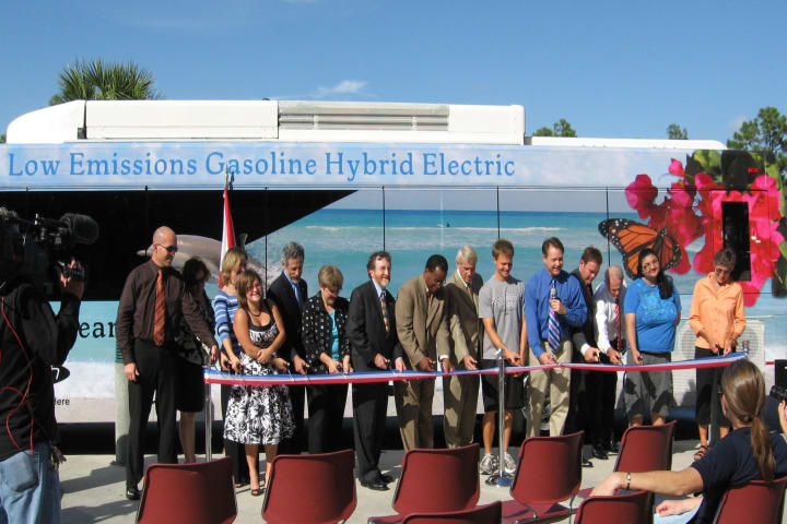 Fort Myers, Fla. service unveils hybrid bus