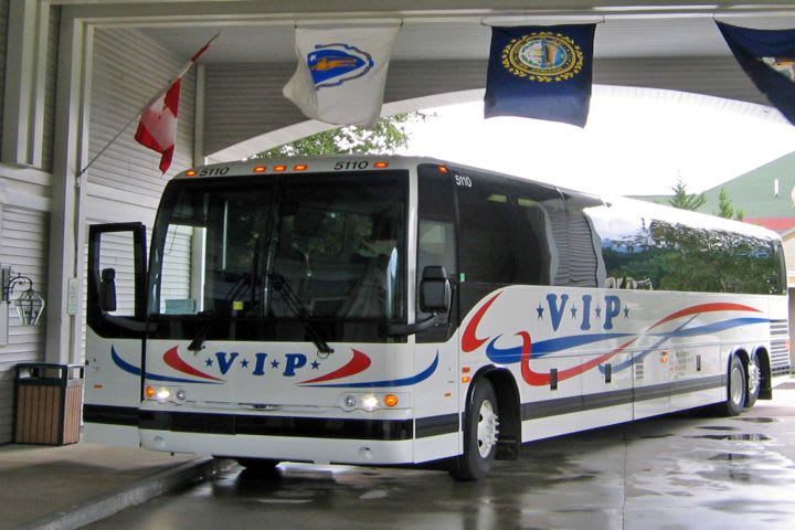 Prevost delivers X3-45s to Maine