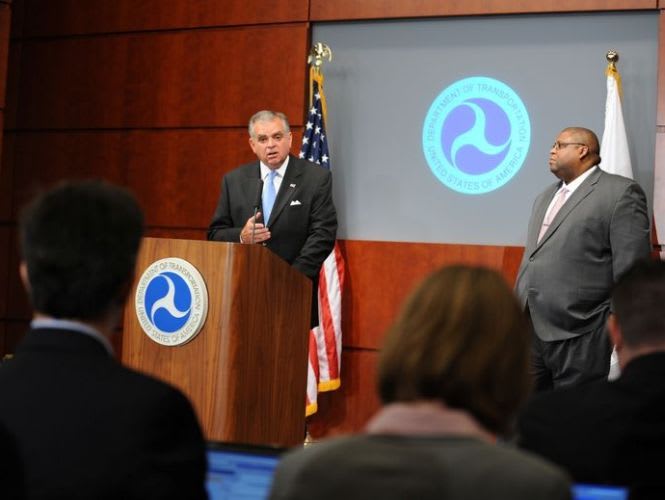 Transportation secretary calls for kids to go green, yellow