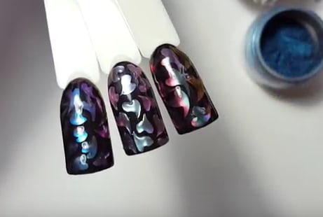 LeChat's Heart-Shaped Chrome Nail Art