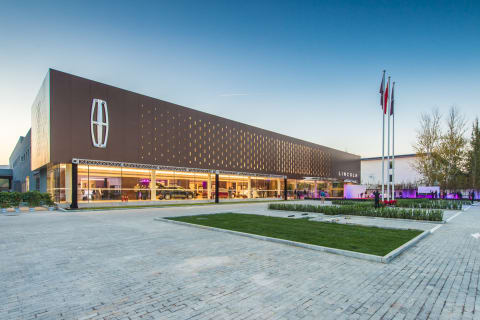 Lincoln Opens First Stores in China