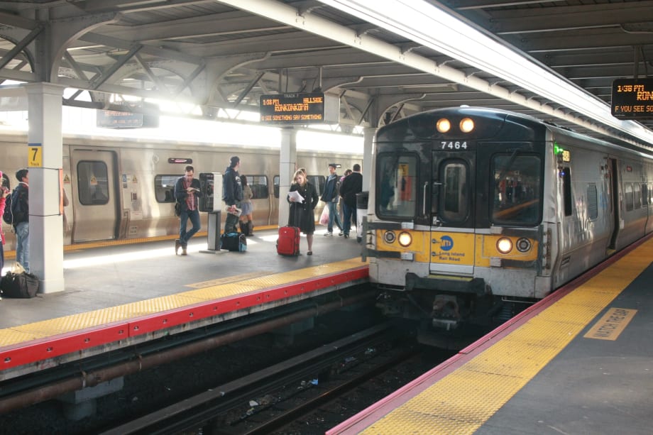 Smoking ban on N.Y. rail platforms takes effect