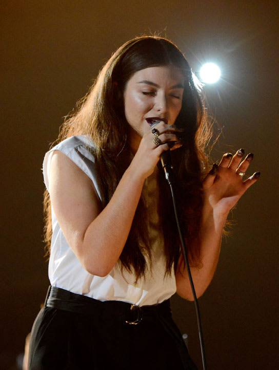 THE GRAMMYS: Women's Hair, Make-up and Nails Worth Noting