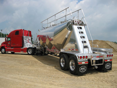 Mac Trailer Offers Safety Handrails on Pneumatic Tank