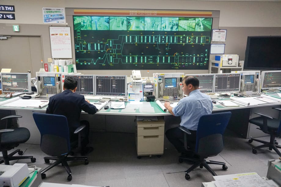 How the Tokyo Metro Handles Rush Hour to Operate On Time