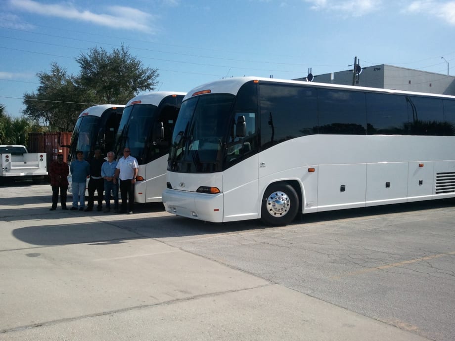 MCI delivers 3 J4500s to Fla.