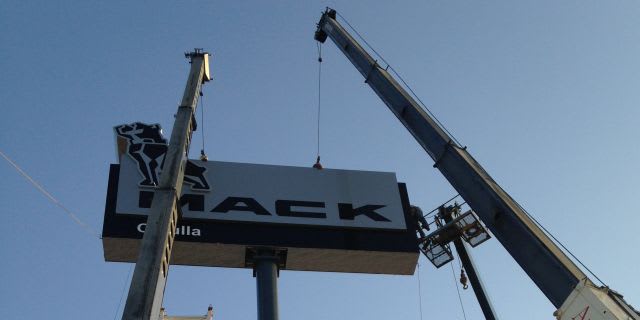 Mack Promotes New Dealership with Texas-size Signage