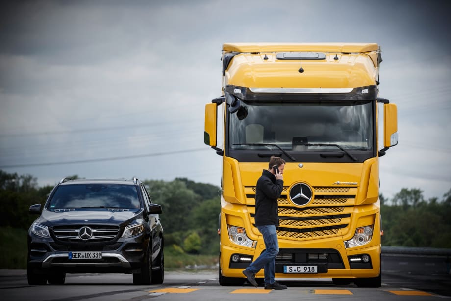 Daimler Unveils Pedestrian, Cyclist Avoidance in Mercedes-Benz Trucks