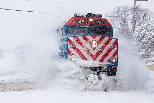 Arctic temperatures wreak havoc on Chicago rails