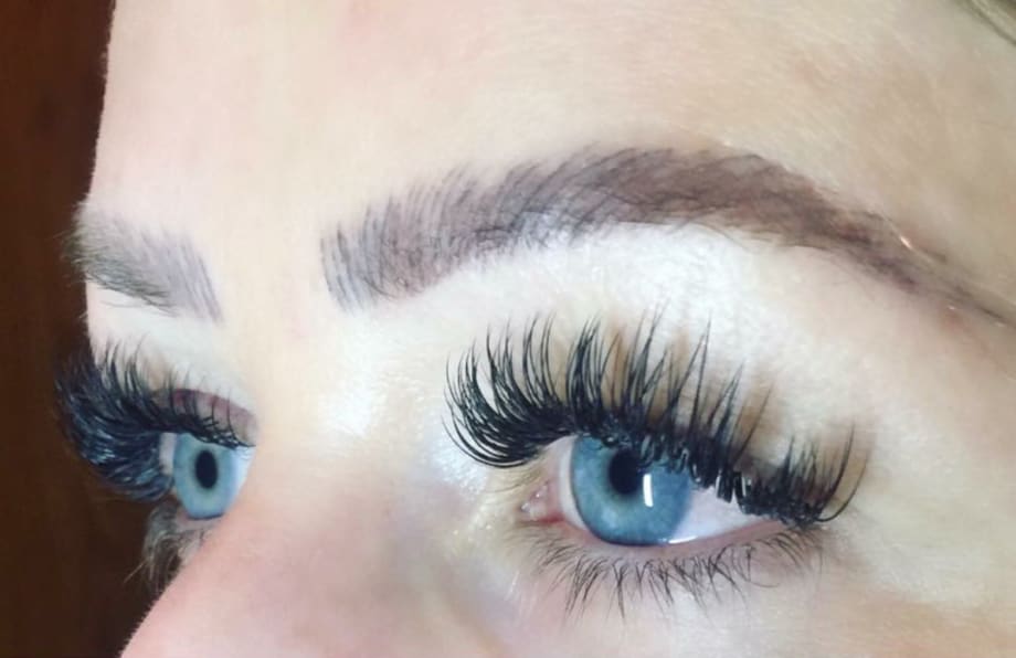 Be a #LashBoss Like Lindsey Rae Joslyn Rohner