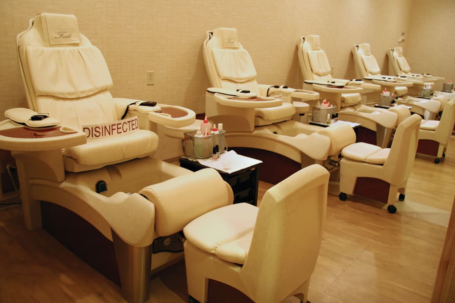 A Salon That's Clean and Calm