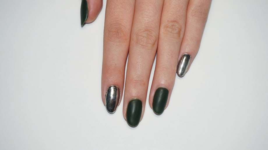 Add a Mirror Finish to Nails Using Pigment Powder